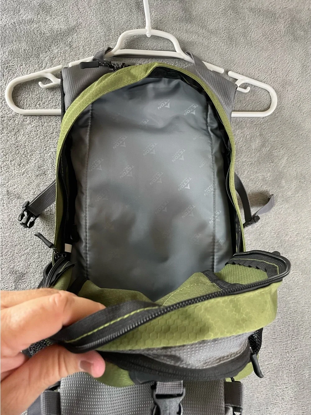TETON Sports Oasis Hiking Backpack Hydration Compatible Daypack *NO BLADDER*